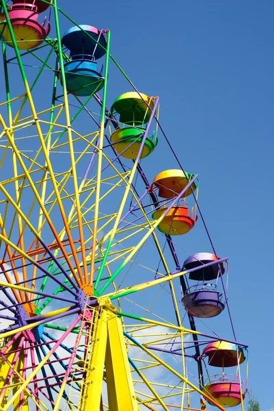 Ferris roue sur le fond bleu ciel — Photo