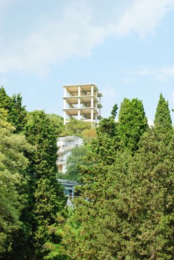 Yeni daire mavi gökyüzü ve yeşil tree.crimea üzerinde bina. Ukrayna.