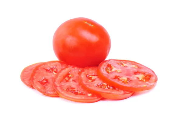 Beyaz arka plan üzerinde izole bütün ve dilimlenmiş taze kırmızı domates — Stok fotoğraf