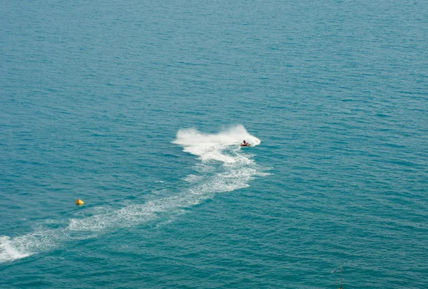 Motocicletas brancas da água do traço na superfície azul do mar — Fotografia de Stock