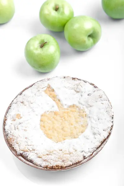Söta runda bakade tårta med äpplen — Stockfoto