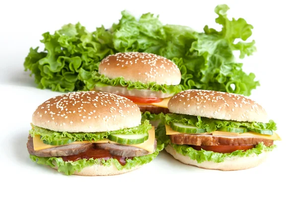 Três hambúrgueres com carne e legumes — Fotografia de Stock