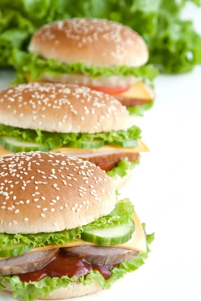 Tři burger s masem a zeleninou — Stock fotografie