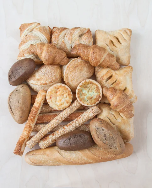 Olika små bakade bröd och bullar — Stockfoto