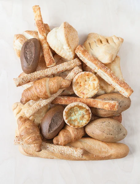 Olika små bakade bröd och bullar — Stockfoto