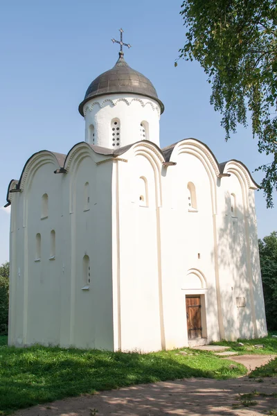 Старая церковь в исторической крепости — стоковое фото