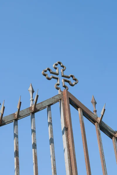 Brama z Krzyża z metalu w powietrzu — Zdjęcie stockowe