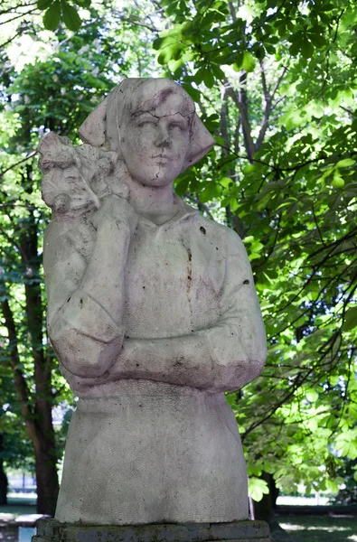 Скульптура в городском парке — стоковое фото