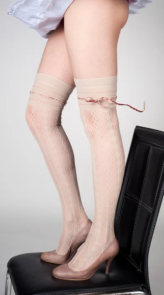Slanke lange vrouwelijke benen — Stockfoto