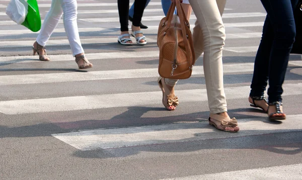Feet on the pedestrian crossing — Stock Photo, Image