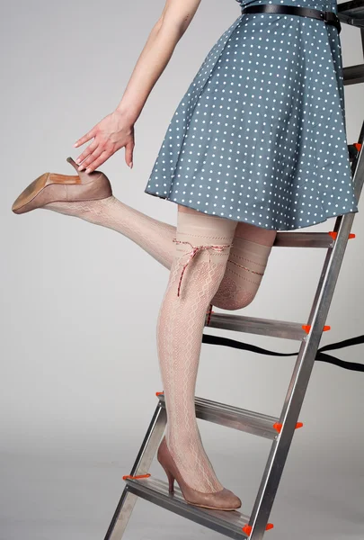 Sexig lång kvinnliga ben på trappan — Stockfoto