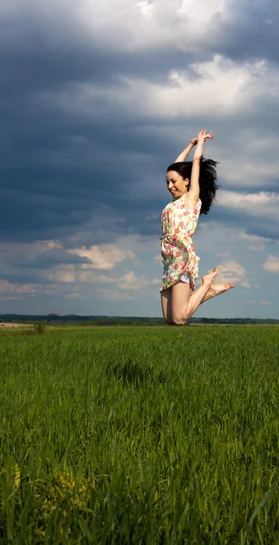 Junges Mädchen springt auf das Feld — Stockfoto