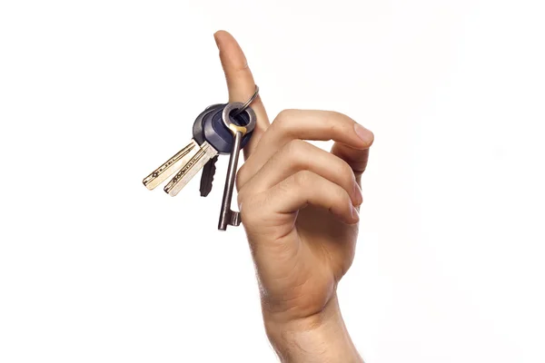 Mann hält Schlüssel in der Hand — Stockfoto