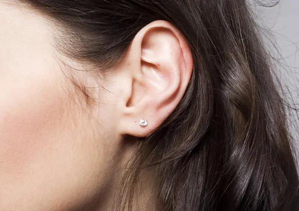 Jovem mulher orelha closeup — Fotografia de Stock