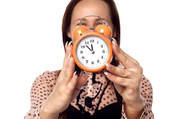 Jonge zakenvrouw houden een klok — Stockfoto