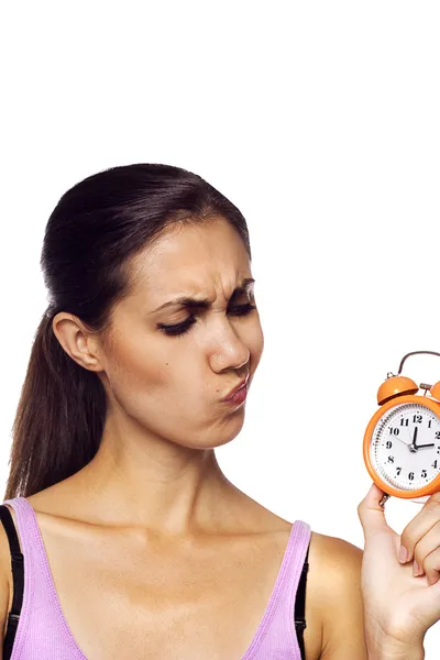 Mujer joven sosteniendo un reloj —  Fotos de Stock