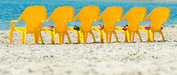 Deniz ve sandalyeler — Stok fotoğraf