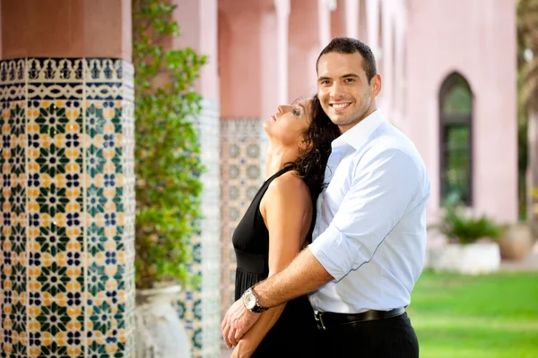 Hispanic couple hugging outdoors — Stock Photo, Image