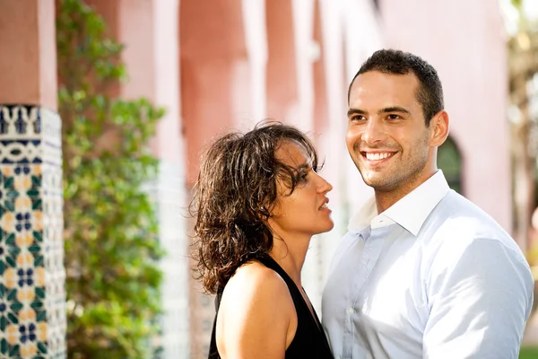 Junges Paar lächelt — Stockfoto