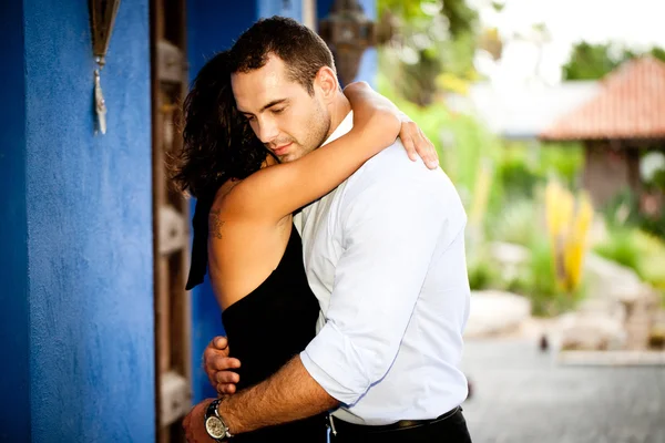 Glückliches Paar, das sich draußen umarmt — Stockfoto