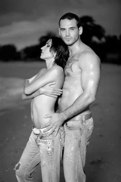 ビーチで若いカップル — ストック写真