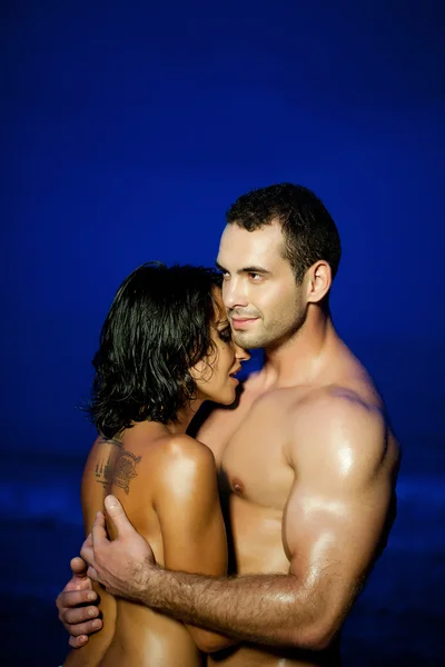 更近的情侣在沙滩上拥抱的画面 — 图库照片