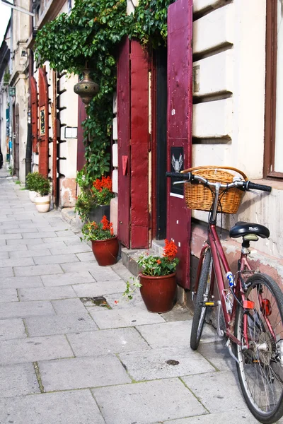 Krakau, Polen - 12. Juli: altes rotes Fahrrad steht auf einer Straße — Stockfoto