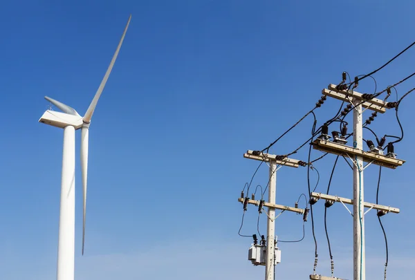 Транспортировка ветровых турбин и линий электропередачи — стоковое фото