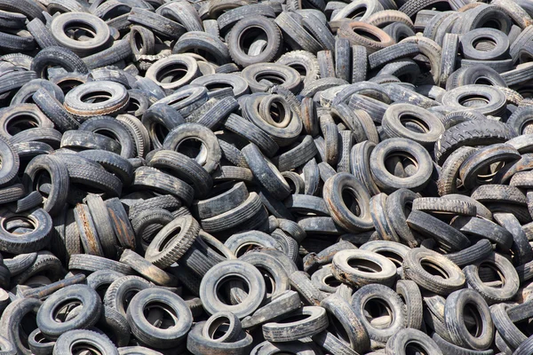 Haldy starých pneumatik — Stock fotografie