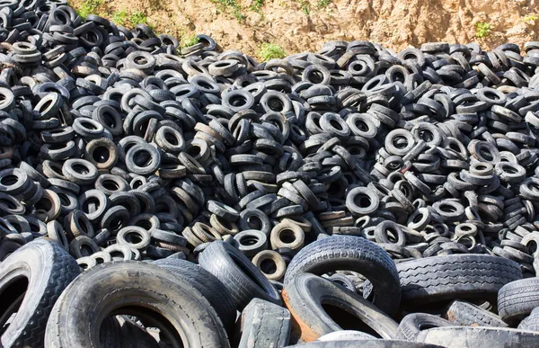 Montón de neumáticos viejos — Foto de Stock