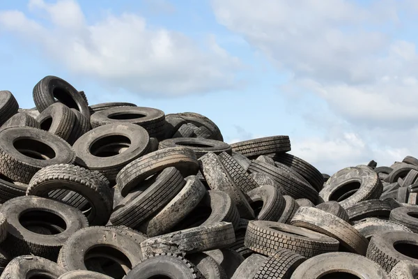 Staré pneumatiky a modrá obloha — Stock fotografie