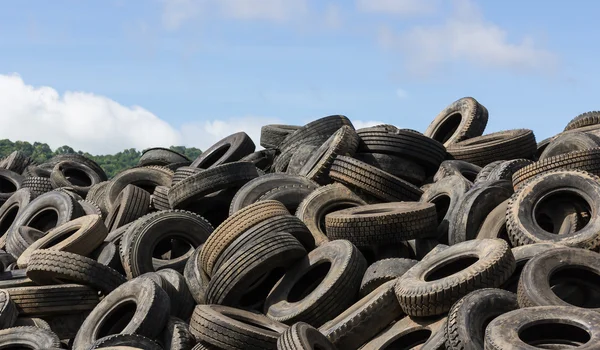 Velhos pneus heap — Fotografia de Stock