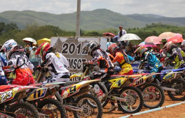 motocross binici start kapıda dizilmiş