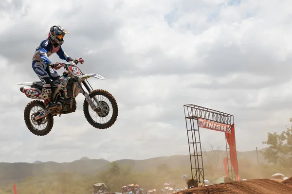 Motocross-Fahrer springen — Stockfoto