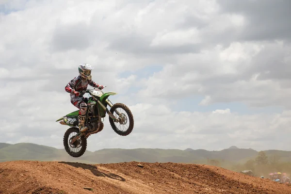 Motocross cavalier sautant — Photo