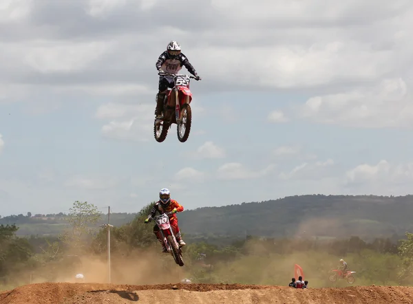 Pilota di motocross saltando — Foto Stock