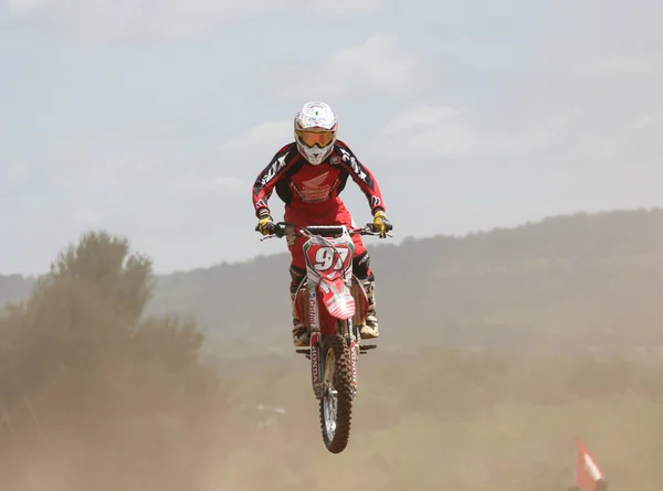 Pilota di motocross saltando — Foto Stock