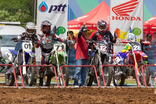 Motocross pilotos alinhados no portão de partida — Fotografia de Stock
