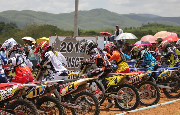 Motokrossz-versenyzők sorakoznak a kezdő kapu — Stock Fotó