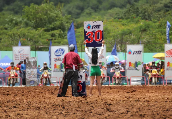 Motocross riders lined up at the start gate — Stock Photo, Image