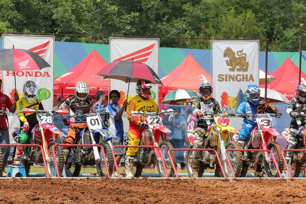 Motocross pilotos alinhados no portão de partida — Fotografia de Stock