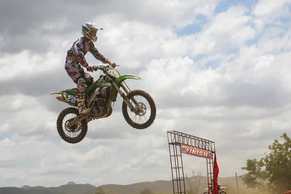 Motocross-Fahrer springen — Stockfoto