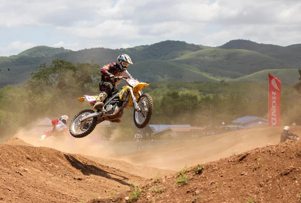 Piloto de motocross de salto — Fotografia de Stock