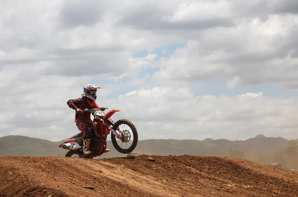 Motocross piloto se preparando para saltar — Fotografia de Stock