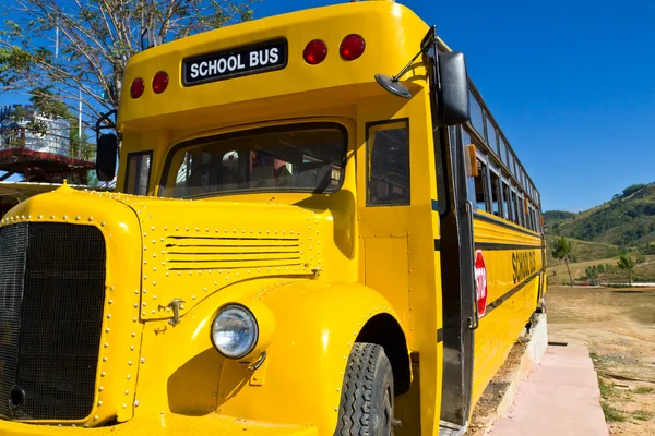 Autobus scolaire jaune — Photo