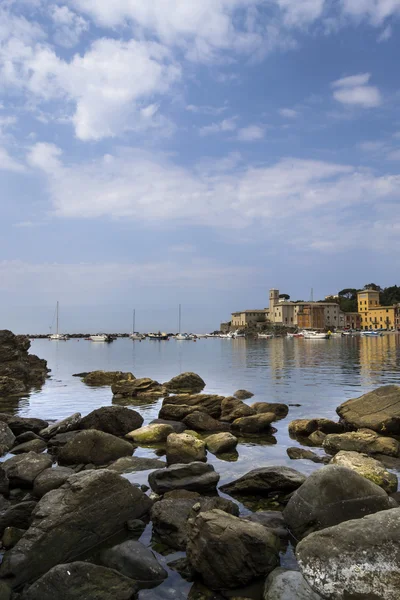Мовчання бухти в Сестрі Леванте, знаменитий невелике містечко у провінції Лігурія, Італія — стокове фото
