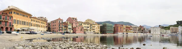 Mlčení bay v sestri levante, slavné městečko v liguria, Itálie — Stock fotografie