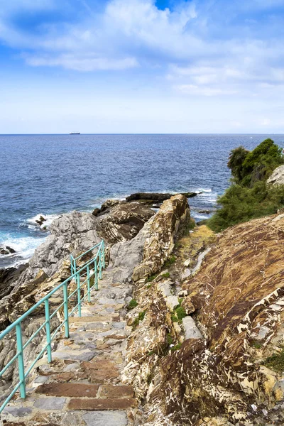 Trappa till havet på strandpromenaden i Genua nervi — Stockfoto