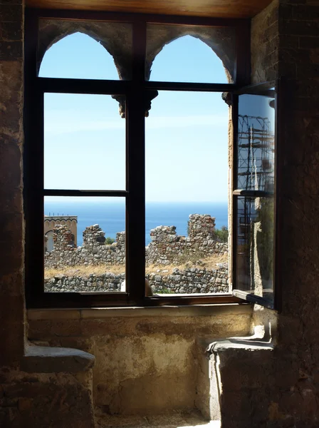 A paisagem através de uma janela de Taormina Fotos De Bancos De Imagens