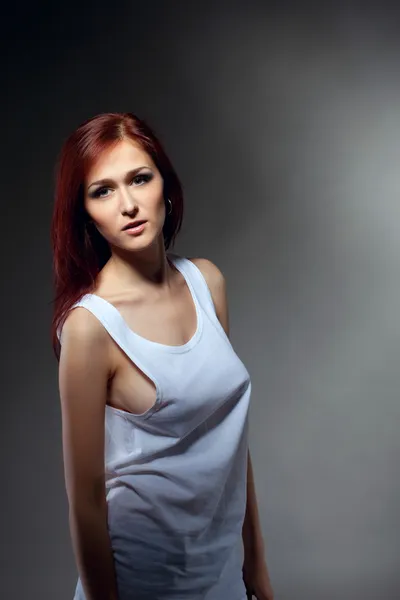 Sexig ung kvinna porträtt i linne — Stockfoto
